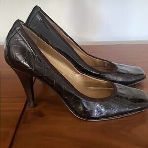 Tahari Enya women's high heels size 7.5. Brown snakeskin.